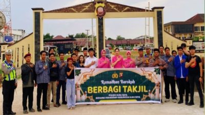 Ramadan Penuh Kebersamaan, Wakapolres Kubu Raya Rangkul Organisasi Mahasiswa Berbagi Takjil untuk Pengguna Jalan