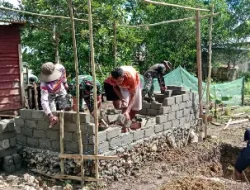 Personel Satgas TMMD Ke-127 Kodim 1514/Morotai Lanjutkan Pembangunan MCK di Desa Dehegila