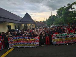 Takjil Simbol Persatuan: PNIB dan Pagar Nusa Lingpasraga Berbagi di Kawasan Jl Gus Dur Jombang