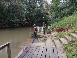 Waspada Cuaca Ekstrem, Babinsa Puring Kencana Pantau Titik Rawan Banjir