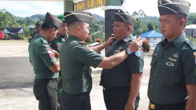 Dandim 1209/Bengkayang Pimpin Upacara Kenaikan Pangkat dan Wisuda Purna Tugas Prajurit