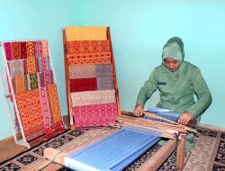Persit KCK PD XII/Tpr Dorong Pelestarian Tenun Sidan Lewat Program Persit BISA
