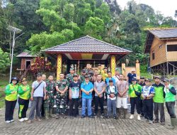 Sambut Tradisi Naik Dango, Kodim 1209/Bengkayang Gelar Karya Bakti di Rumah Adat Samalantan