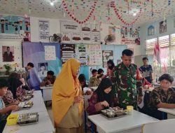 Kawal Pendistribusian Makan Bergizi Gratis, Babinsa Roban Hadir di Tengah Pelajar.