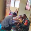 Dukung Peningkatan Kesehatan Masyarakat, Babinsa Temajuk Dampingi Nakes Laksanakan Posyandu di Wilayah Perbatasan