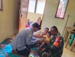 Dukung Peningkatan Kesehatan Masyarakat, Babinsa Temajuk Dampingi Nakes Laksanakan Posyandu di Wilayah Perbatasan