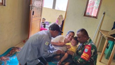 Dukung Peningkatan Kesehatan Masyarakat, Babinsa Temajuk Dampingi Nakes Laksanakan Posyandu di Wilayah Perbatasan