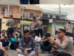 Pendekatan Humanis, Kapolres Bulukumba Duduk Bersama Pendemo di Jalan