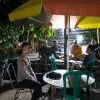 Ngobrol Santai di Warung Kopi, Polisi Sisipkan Pesan Keamanan ke Warga
