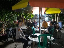 Ngobrol Santai di Warung Kopi, Polisi Sisipkan Pesan Keamanan ke Warga