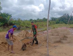 Sinergi TNI Bersama Rakyat, Kodim 1209/Bengkayang Bantu Bangun Rumah Warga