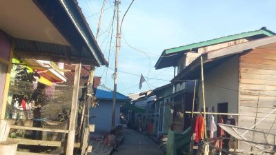 Kades Madang Permai Dikeluhkan Warga: Pelayanan Tersendat, Bendera Koyak Dibiarkan Berkibar