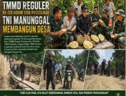 Anggota Satgas TMMD Kodim 1206/Putussibau Makan Durian Bersama Masyarakat di Desa Ulak Pauk