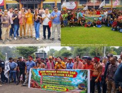 Geruduk Kantor Bupati Sintang, Warga 3 Desa Tagih Plasma 30 Persen PT SNIP